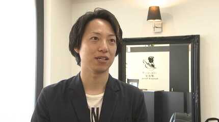 福岡市の理容師（35）が世界理美容技術選手権大会で金メダル 2本のくし