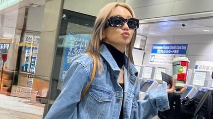 倖田來未】 「デニムオンデニムコーデ！」 全身デニムで駅構内を