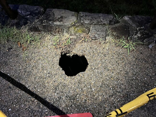 【速報】遊歩道が突然「陥没」 犬の散歩をしていた40代男性が転倒し軽傷　深さ約1.5m…　神戸・長田区の公園　過去に映画のロケ地としても使用された公園|TBS NEWS DIG