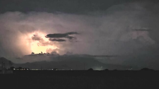 まるで「ラピュタ」の世界…巨大積乱雲の中で光る稲妻　中国地方最高峰・大山の上に“竜の巣”出現と思いきや…実際に雲がかかっていた場所とは？　気象台に聞いてみると…|TBS NEWS DIG