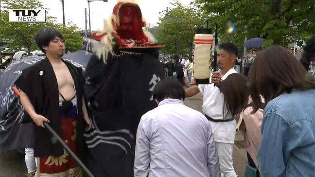 ながい黒獅子まつり　勇壮で、パワフル！伝統の黒獅子が町を練り歩く（山形・長井市）|TBS NEWS DIG