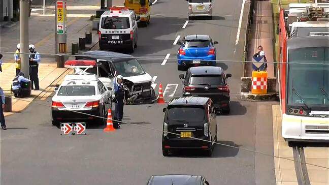 市電の電停に軽乗用車が衝突　鹿児島市|TBS NEWS DIG