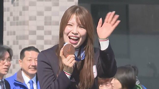 五輪３大会連続メダルのスピードスケート佐藤綾乃選手が凱旋パレード 今季限り引退表明、　厚岸町は「栄誉賞特別賞」贈呈　北海道厚岸町|TBS NEWS DIG