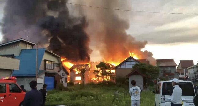 未明に尾花沢市で住宅など8棟が全焼する火災　午前11時半現在でも鎮火せず　ケガ人の情報はなし（山形）|TBS NEWS DIG