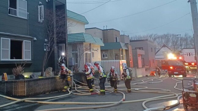 「建物から火と煙、窓も割れている」2階建て住宅で火災 60代の住人とみられる女性が一時意識不明、その後回復 札幌市清田区|TBS NEWS DIG