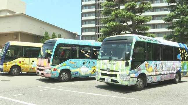 別府市の街を走るアート　杉乃井ホテルのラッピングバス完成　障害者アーティスト14人がデザイン|TBS NEWS DIG