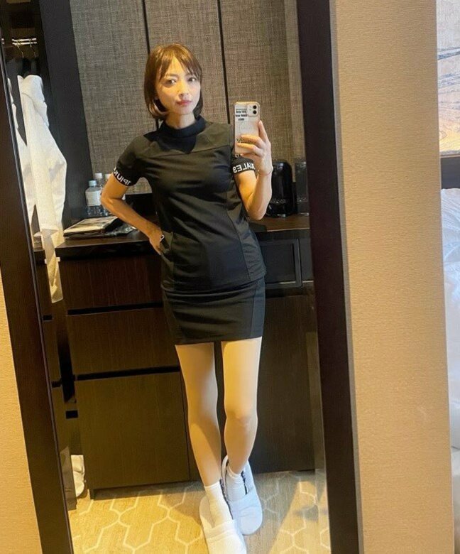 【 望月理恵 】 「おNEWのゴルフウェアです!」「全身黒、タイトな感じでかっこよくてお気に入りです。上手そうにも見えませんか?笑」|TBS NEWS DIG