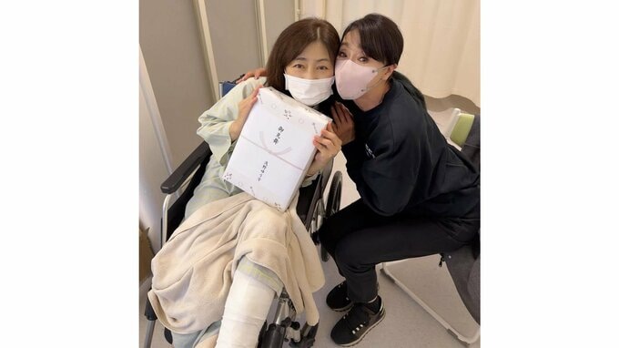 【 浅野ゆう子 】　左足関節脱臼骨折で　入院中の松本明子をお見舞い　「胸がキュンキュンしてしまいました」|TBS NEWS DIG