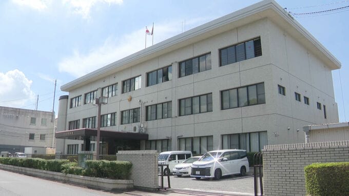 観光地への距離を示す案内板に軽乗用車が衝突　50代の男性が意識不明の重体　|　福岡のニュース｜RKB NEWS｜RKB毎日放送