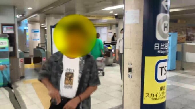 会見に向かうミャンマー人男性