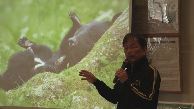 実がなる前のブナの芽を食べる個体や食料不足で冬眠せずえさ探す動画も　クマの生態や行動変化について専門家3人が講演　盛岡市動物公園ZOOMO|TBS NEWS DIG