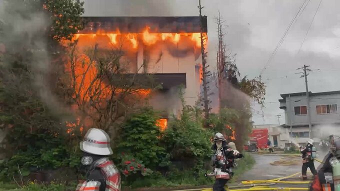 住宅が密集するエリアで火事「最初は煙しか…そのあと火の勢いがすごく出てきた…」 現在も消火活動が続く | 青森のニュース│ATV NEWS│青森テレビ