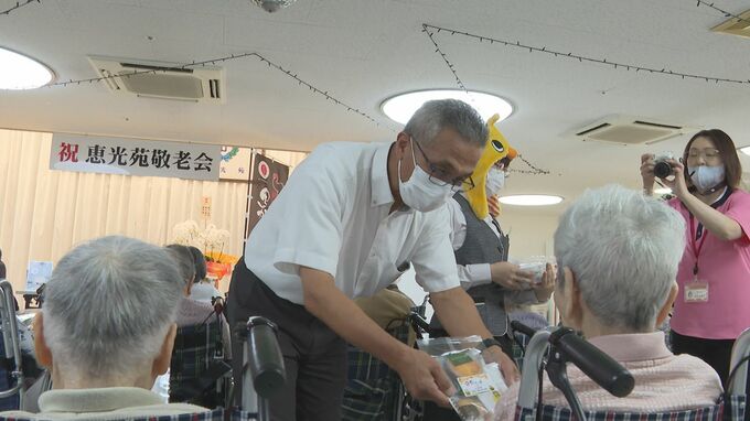 敬老の日を前に老人ホームでプレゼント　渡されたのは菓子と地鶏のむね肉|TBS NEWS DIG