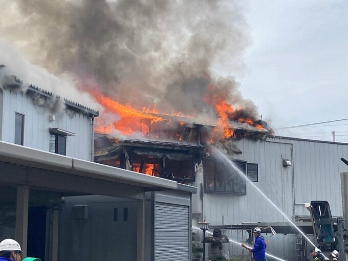 郊外の住宅街で白昼の火事　住宅から出火 少なくとも隣の2棟に延焼 けが人なし　富山・魚津市|TBS NEWS DIG