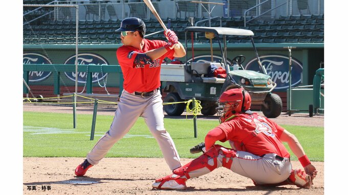 吉田正尚、今季初の実戦形式で打撃アピール　フォトデーでは季節外れのサンタ帽披露|TBS NEWS DIG