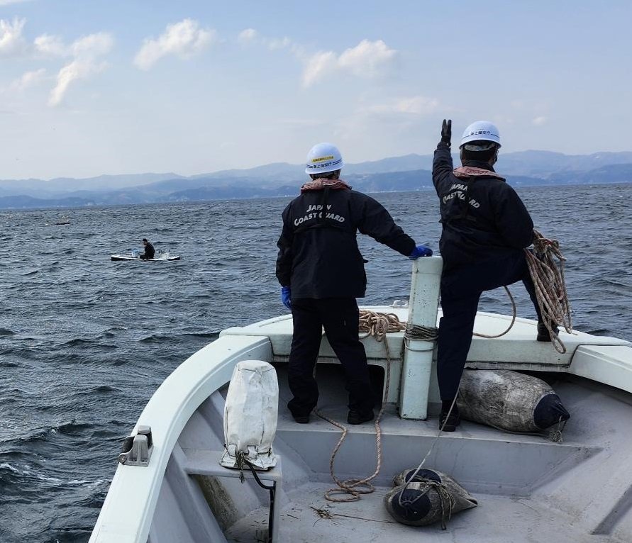 強風で岸に戻れなくなった」サップ（SUP）で釣り 24歳男性を救助 伏木