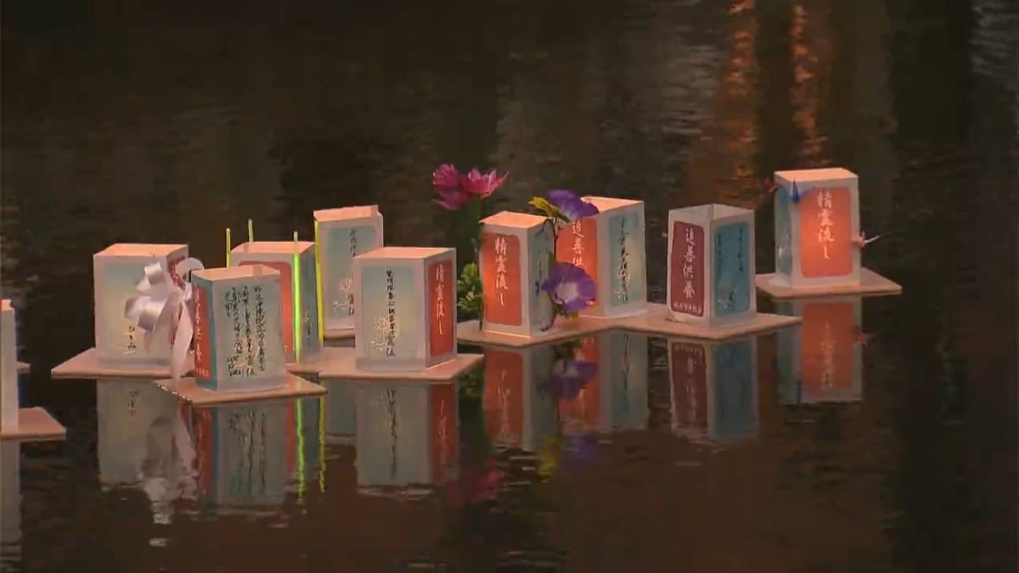 約2000個の灯籠が静かに水面を照らす 岡山市の西川で先祖の霊を送る 
