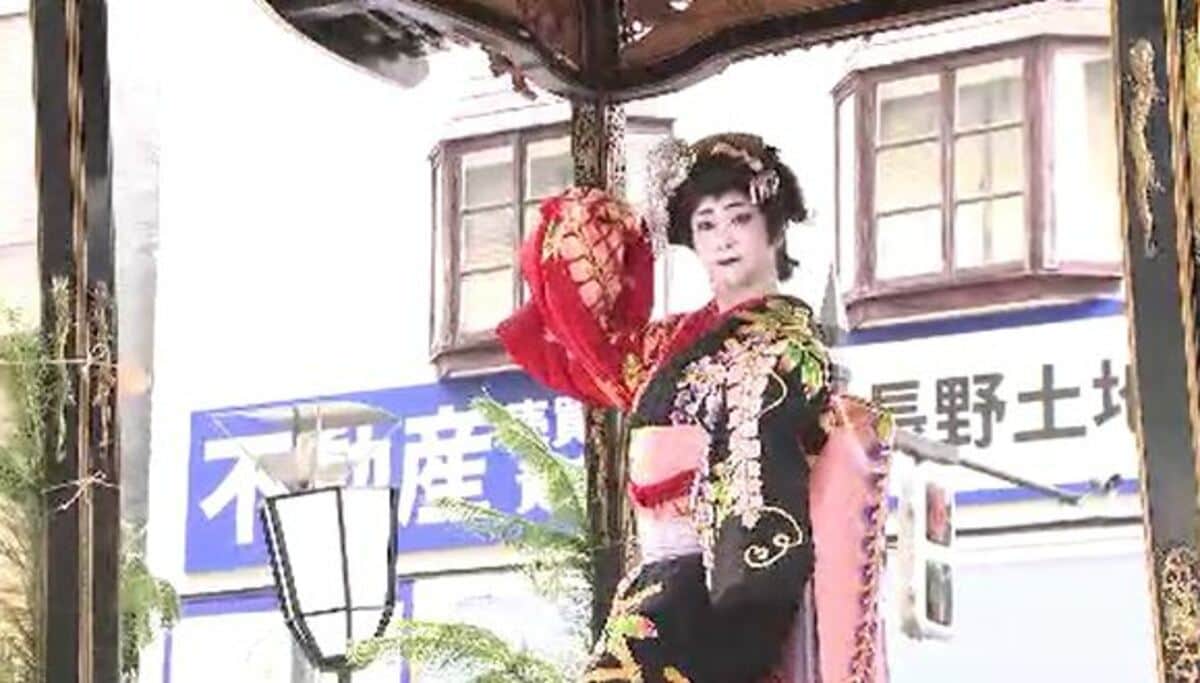 あでやかな日本舞踊も観客を魅了 大きな山車が目抜き通りを巡行 江戸