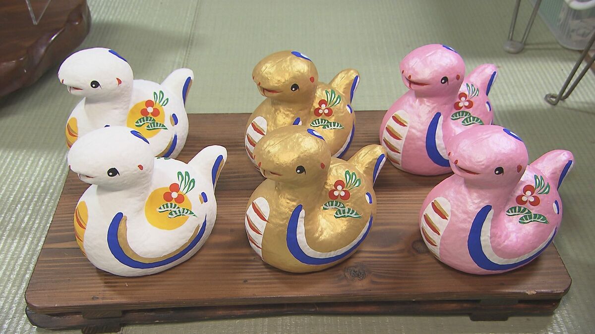 開運や商売の神様「へび」がにっこり 干支の張り子作り最盛期 福島