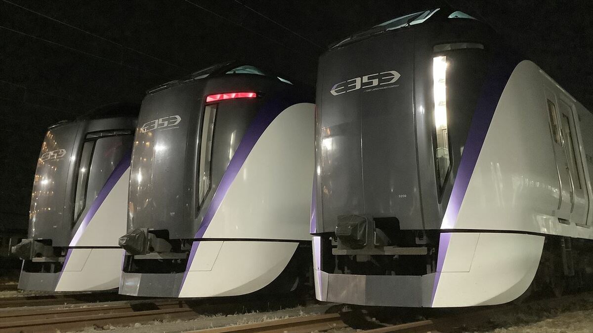 真夜中の鉄道撮影会 中央本線の主力車両E353系や211系が並ぶ 限定30人