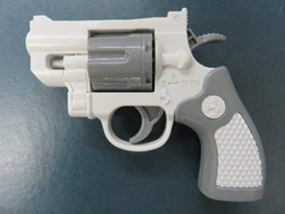 実弾発射できるおもちゃの拳銃確認 ゲームセンターのクレーンゲーム