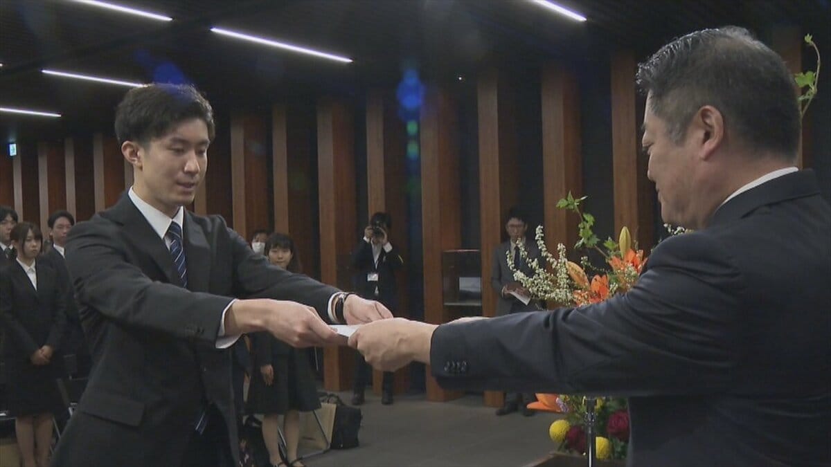 過去最多204人に辞令　公務員としての第一歩　知事は幹部職員に訓示も　山梨県庁