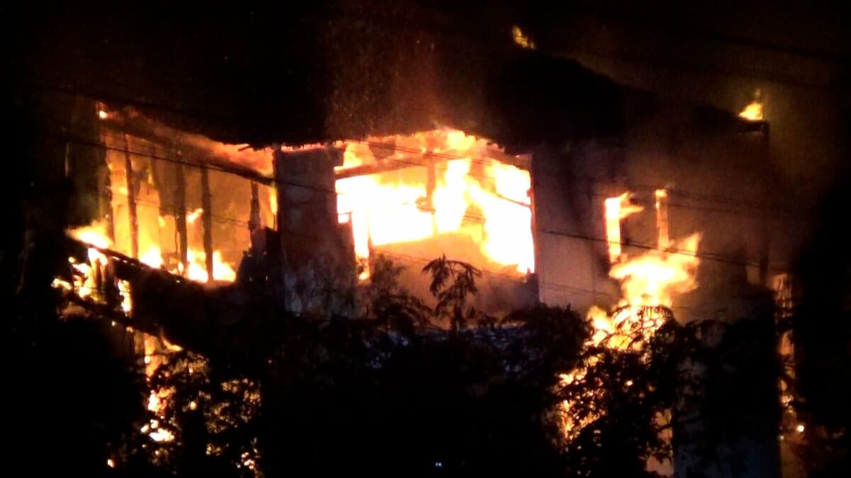 「火事かもしれません」深夜に住宅を全焼する火事、約4時間後に鎮火するも車や小屋も焼損　救急搬送された男性は命に別状なし【高知】