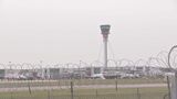 イギリス・ヒースロー空港閉鎖 変電所火災で復旧めど立たず、「帰る予定が…」利用客困惑 日本でも1200人に影響|TBS NEWS DIG