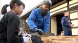 築200年かやぶき屋根の古民家で体験するのは『農村の暮らし』 小中学生や大学生らが参加 ナタやノコギリで「まき割り」に挑戦 青森県五戸町|TBS NEWS DIG