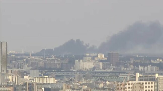 【速報】千葉・柏の作業場で「古タイヤが燃えている」 高く上がる黒煙、東京・隅田川からも確認　消防車など18台出動　けが人や逃げ遅れはなし|TBS NEWS DIG