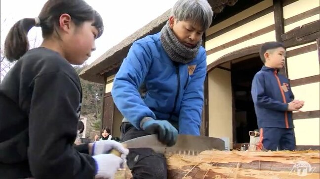 築200年かやぶき屋根の古民家で体験するのは『農村の暮らし』　小中学生や大学生らが参加　ナタやノコギリで「まき割り」に挑戦　青森県五戸町|TBS NEWS DIG