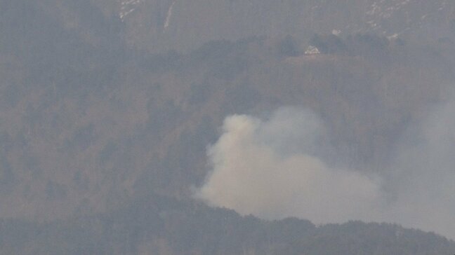 東根市・山形空港の北東の山で山火事か　山林から煙が上がり消防が消火活動　宮城と岩手の消防防災ヘリ出動（山形）|TBS NEWS DIG