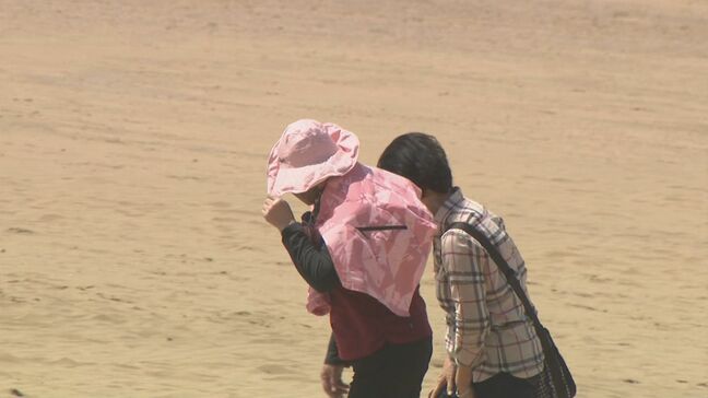 直射日光を遮るものがなく、起伏のある地形　水分補給や日傘など 観光客自身もしっかりと対策を　鳥取砂丘で関係者が熱中症対策会議|TBS NEWS DIG
