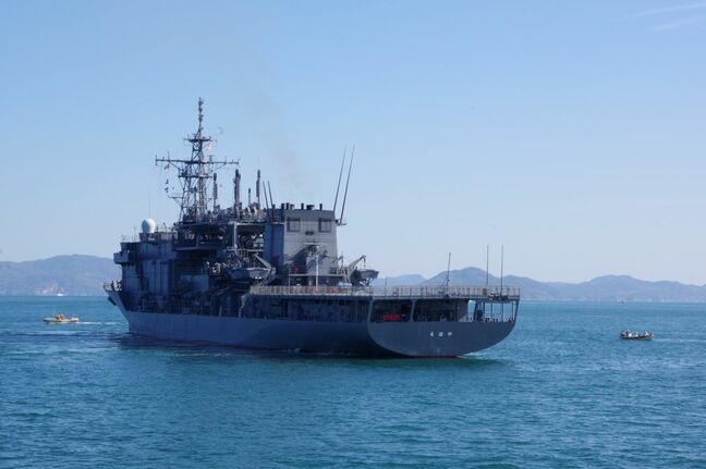 「えひめ丸」事故で出動の海自救難艦も現場に 懸命の捜索続く 今治沖貨物船衝突沈没事故|TBS NEWS DIG