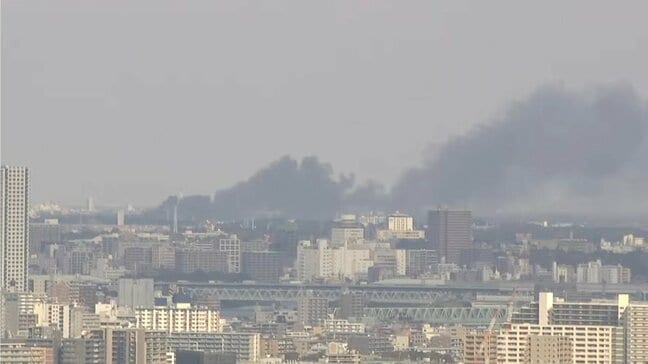 【速報】千葉・柏の作業場で「古タイヤが燃えている」 高く上がる黒煙、東京・隅田川からも確認 消防車など18台出動 けが人や逃げ遅れはなし|TBS NEWS DIG