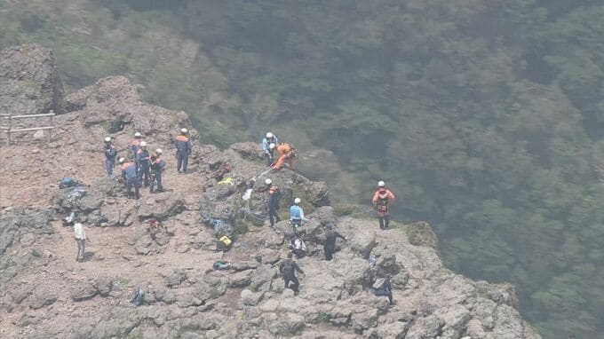 韓国岳で滑落か　ペルセウス座流星群の観測ツアー参加者の男性(70代)を捜索　火口内に倒れている人を発見|TBS NEWS DIG