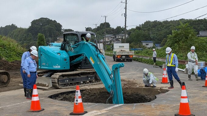 茨城・石岡市の国道で道路陥没　通りがかった車の前輪が穴にはまり男性運転手（20代）けが|TBS NEWS DIG