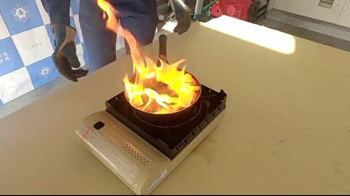 てんぷら油が少量の「揚げ焼き」でフライパンはすぐに発火のリスク 冬場に増えるこんろ火災に注意を|TBS NEWS DIG