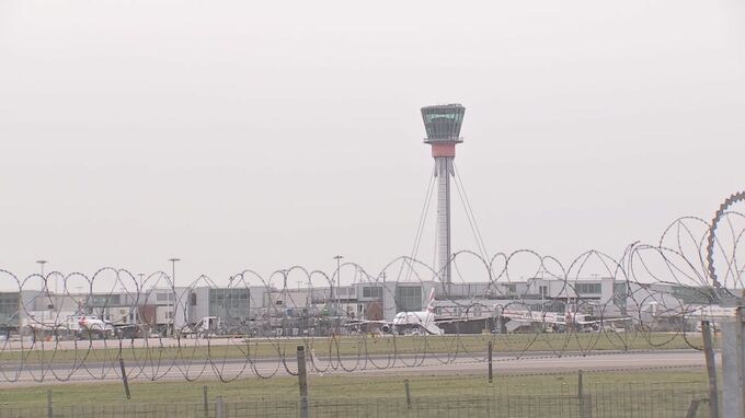 イギリス・ヒースロー空港閉鎖　変電所火災で復旧めど立たず、「帰る予定が…」利用客困惑　日本でも1200人に影響|TBS NEWS DIG