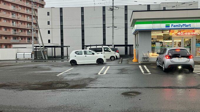 コンビニ駐車場でひき逃げか「突然発進して女性が転倒」と通報、乗用車が50代くらいの女性をはねて走り去る　女性は頭を強打し負傷　付近で別の当て逃げも　北海道千歳市|TBS NEWS DIG