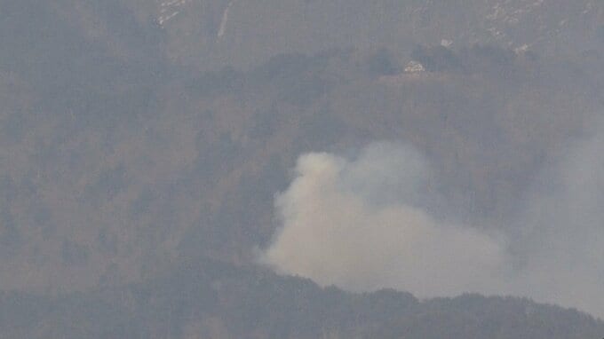 東根市・山形空港の北東の山で山火事か　山林から煙が上がり消防が消火活動　宮城と岩手の消防防災ヘリ出動（山形）　|　山形のニュース│TUYテレビユー山形