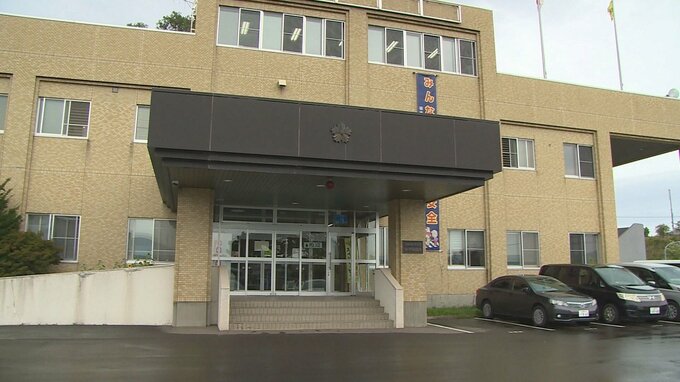 油圧ショベルの運転席に乗った状態で心肺停止の男性発見　搬送先の病院で死亡　畑のビニールハウスを組み立てる途中か　事故と病気の両面で調べ　北海道余市町|TBS NEWS DIG