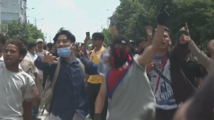 ネパール政府の“SNS禁止”措置に大規模抗議活動　治安部隊との衝突で16人死亡・数十人負傷　首都カトマンズで混乱広がる|TBS NEWS DIG
