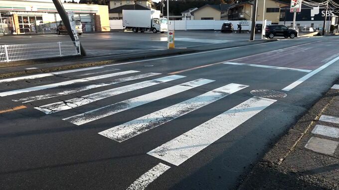 横断歩道横断中に車にはねられた男性 さらに反対側から走ってきた車にもぶつかり意識不明重体＝静岡・御殿場市|TBS NEWS DIG