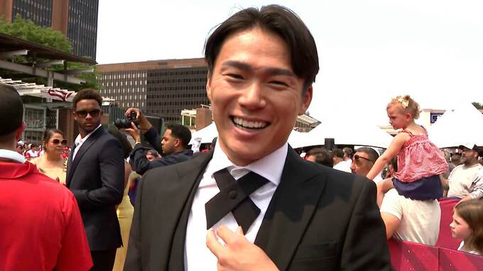 山本由伸 黒のタキシード 腰元にはパールのチェーンで魅了「おしゃれな感じで」村上宗隆は白ジャケットにデニム「盛り上がりがちょっと違う」|TBS NEWS DIG