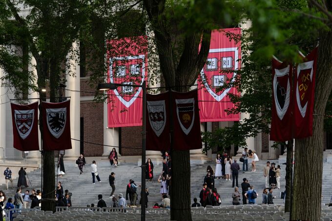 トランプ政権の圧力に屈するな、ハーバード卒業生らが大学に呼びかけ