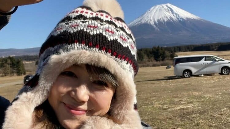 リンドバーグ 】渡瀬マキさん「初デイキャン」は富士山の麓で着ぶくれ