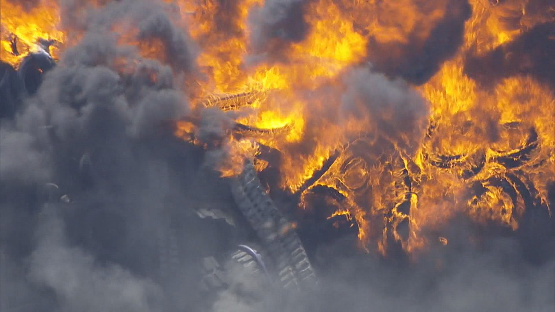 通報は30件以上・約15時間後に鎮火　三重・鈴鹿市の自動車解体場で火事