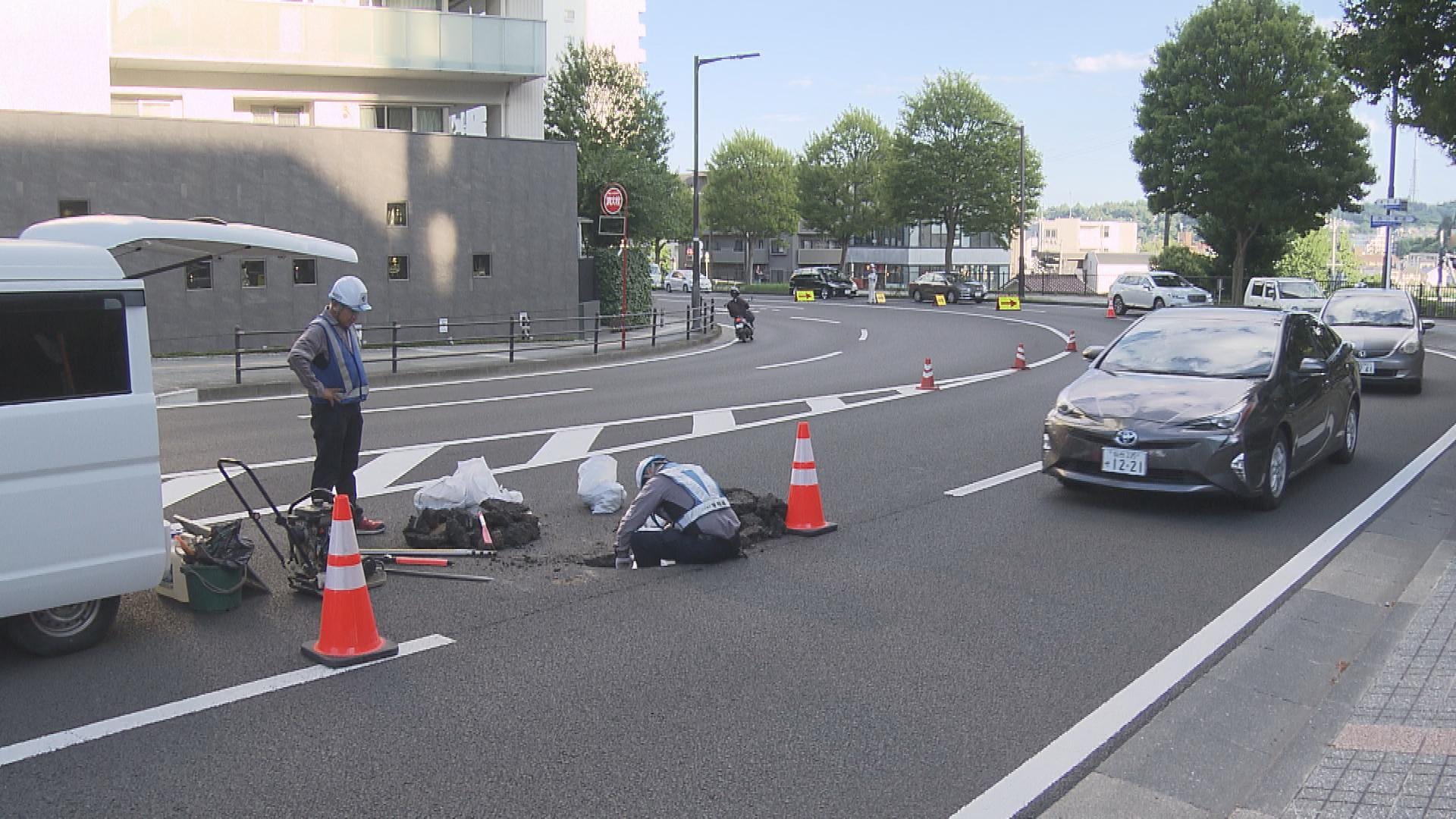 仙台市中心部の市道が陥没 縦60cm,横90cm,深さ60cm けが人なし