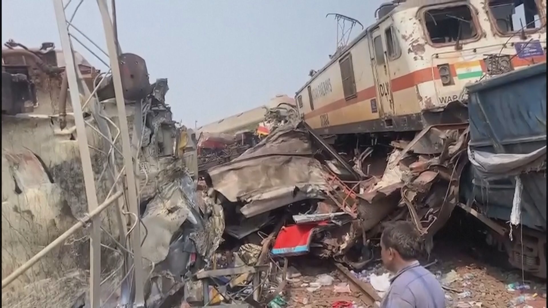 インド列車事故で鉄道職員3人逮捕 「事故後に不備を隠ぺいしようとした」 | TBS NEWS DIG